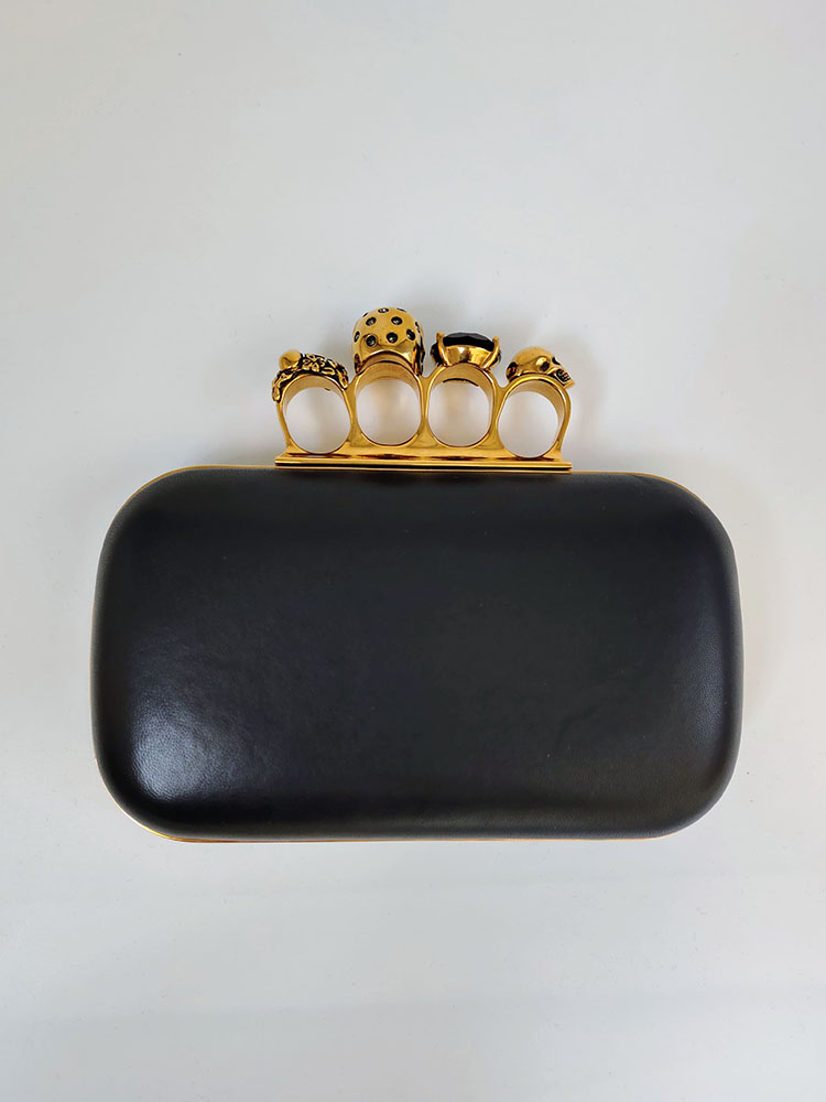 Alexander McQueen - Skull Four-Ring Clutch in Leather - Imagen 2