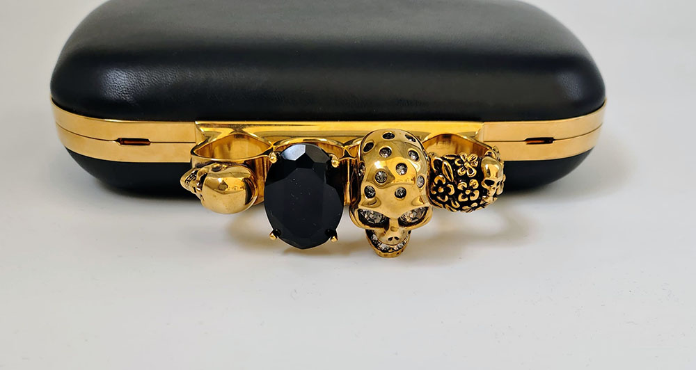 Alexander McQueen - Skull Four-Ring Clutch in Leather - Imagen 5