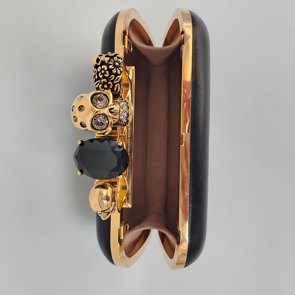Alexander McQueen - Skull Four-Ring Clutch in Leather - Imagen 7